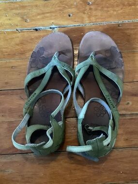 Merrel brand, green women’s sandals with straps, floral print